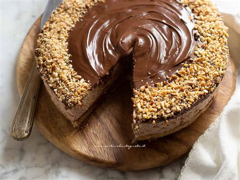 una fetta di cheesecake al cioccolato e nocciole