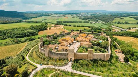 Vista panoramica di un borgo nelle Langhe