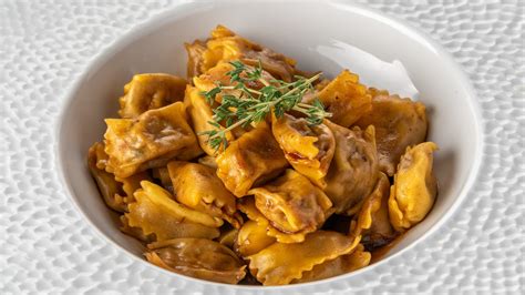Primo piano di Agnolotti del Plin fatti a mano