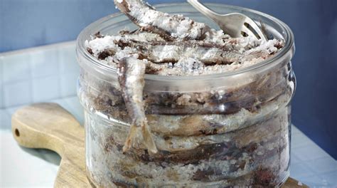 Barili di acciughe sotto sale