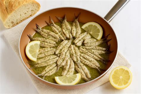 Acciughe cotte al piatto con verdure fresche