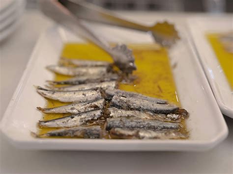 Composizione di piatti a base di acciughe