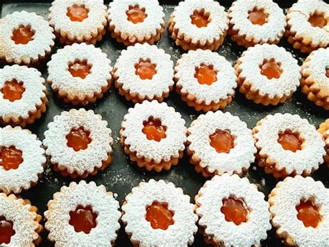 Biscottini fatti in casa con un ripieno di marmellata di limoni