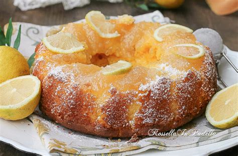 Torta soffice con glassa lucida di marmellata di limoni