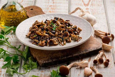 Piatto di funghi chiodini trifolati con prezzemolo