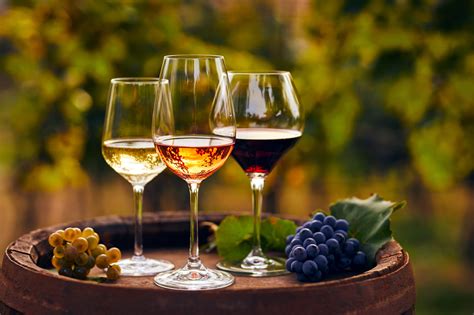 Calice di vino bianco accanto a un piatto di funghi chiodini
