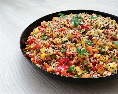 Insalata di quinoa colorata con verdure miste