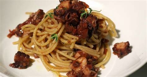 Un piatto di spaghetti al polpo ubriaco fumante e invitante