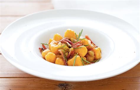 Gnocchi di zucca con rosmarino e speck