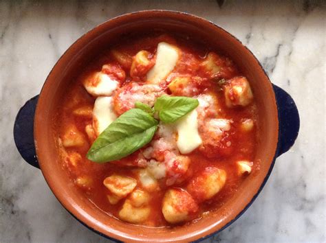 Gnocchi alla sorrentina in un tegame di coccio