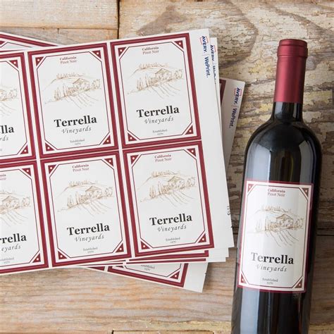 Bottiglia di vino con etichetta che richiama il territorio