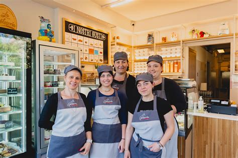 Immagine di una gelateria artigianale con clienti felici