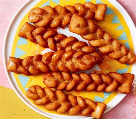 Treccine di pasta fritte e ricoperte di miele
