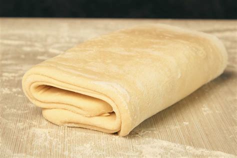 Immagine di un impasto per pasta sfoglia con strati visibili
