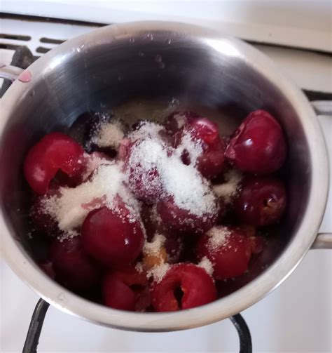 Immagine di ciliegie fresche, snocciolate e tagliate a metà