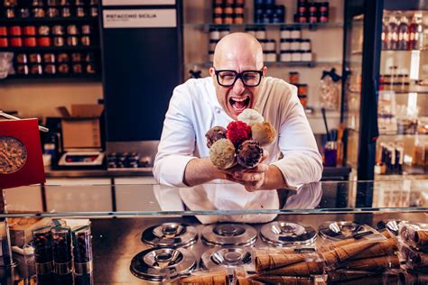 Maestro gelatiere al lavoro