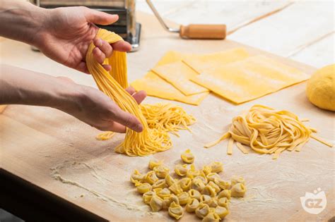 Un confronto visivo tra la sfoglia di pasta fresca all'uovo (Emilia) e la sfoglia di semola (Campania)