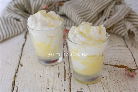 bicchieri decorati con cioccolato bianco e cocco per frullato