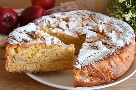 Una torta di mele alta e soffice appena sfornata