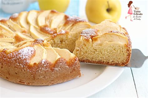 Fettine di mele disposte artisticamente sulla superficie della torta