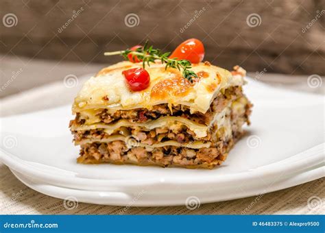 Immagine di una porzione di lasagna su un piatto, pronta per essere gustata