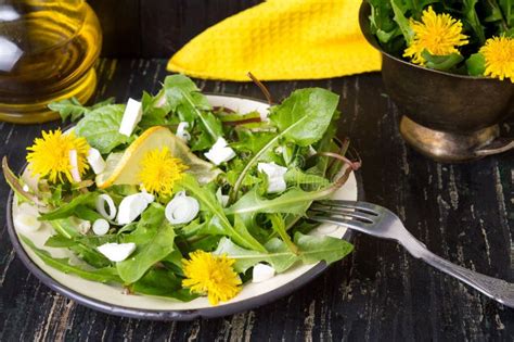 Insalata di tarassaco con menta e cipollotto