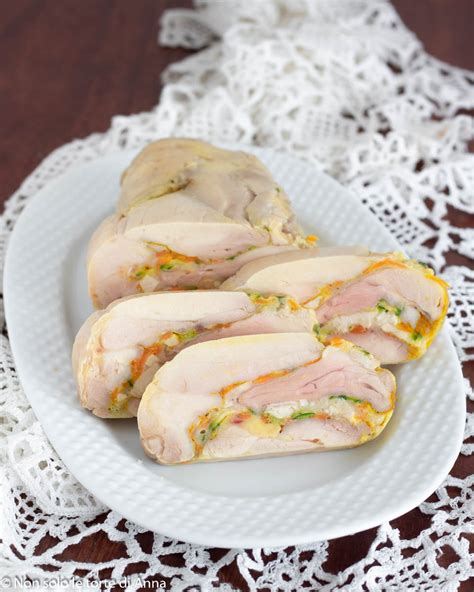 Rotolo di fegato di pollo pronto per essere affettato