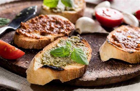 Pane tostato e condimenti per bruschette