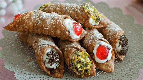 Cannoli siciliani tradizionali e senza glutine uno accanto all'altro