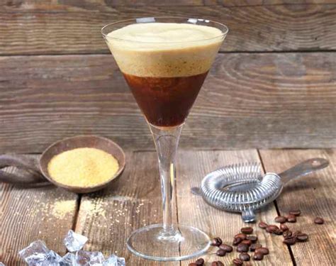 Bicchiere con Caffè Brasiliano Shakerato decorato