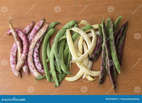 Diverse varietà di fagioli con i loro baccelli