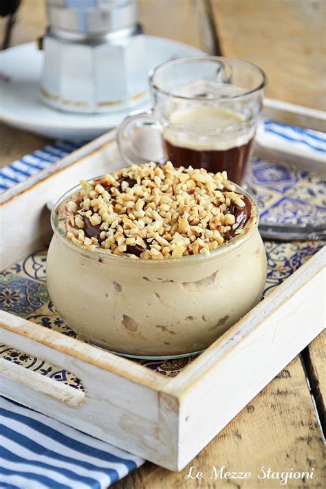 Infografica che mostra diverse opzioni di guarnizione per la mousse di ricotta e caffè