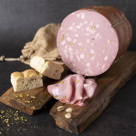 Mortadella con pistacchi a fette