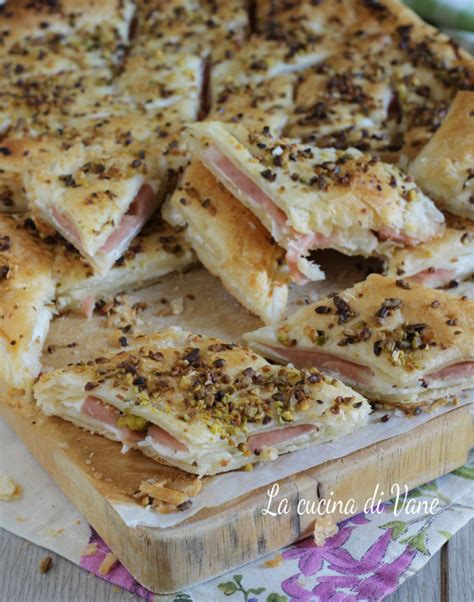 Torta rustica con mortadella e pistacchi, appena sfornata e tagliata a fette