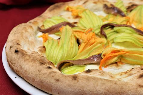 Pizza bianca con fiori di zucca e alici