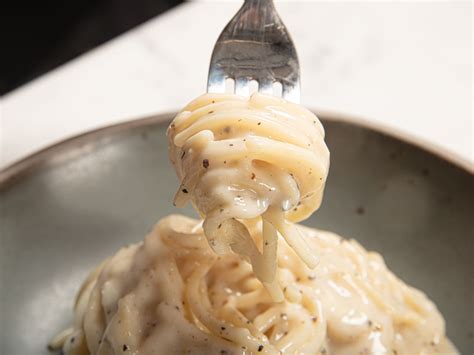 Making cacio e pepe sauce