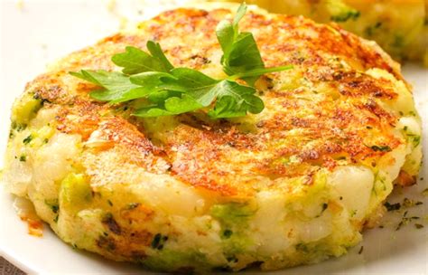 Immagine di un hamburger di broccoli e patate aperto per mostrare il cuore filante di formaggio