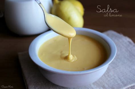 Salsa al limone cremosa in una ciotola