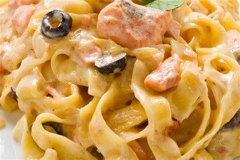 Primo piano di un piatto di pasta con salmone e crema di limone
