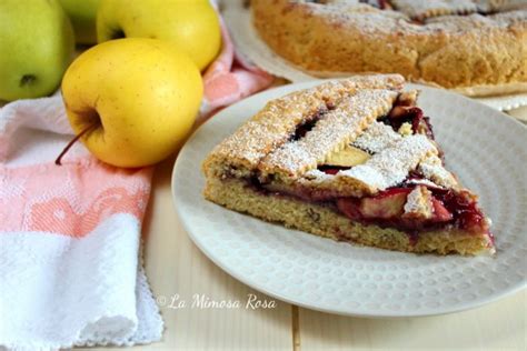 Dettaglio di una fetta di crostata con mele e marmellata