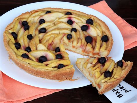 Crostata di mele e marmellata di albicocche pronta da gustare
