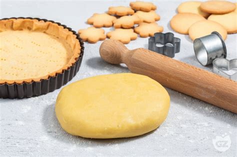 Immagine di una ciotola con gli ingredienti per la pasta frolla disposti a fontana