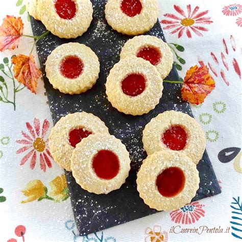 Immagine di una teglia di biscotti alla marmellata appena sfornati e raffreddati