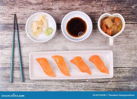 Piatto di sushi misto con zenzero marinato e wasabi