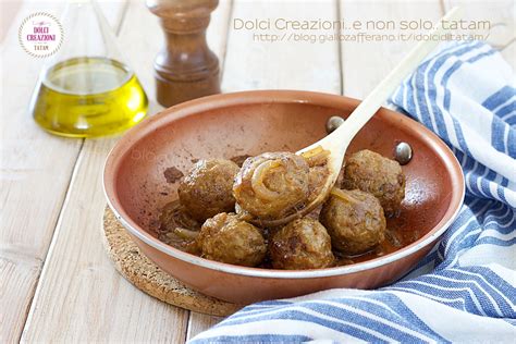 Padella con polpette e cipolle in cottura