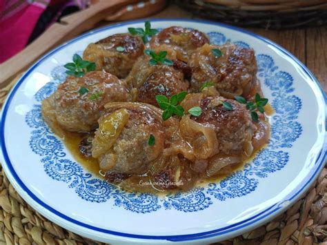 Composizione di polpette in agrodolce su un piatto decorato