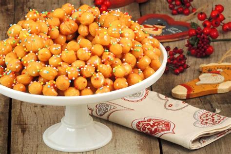 Palline di struffoli dorate immerse nel miele