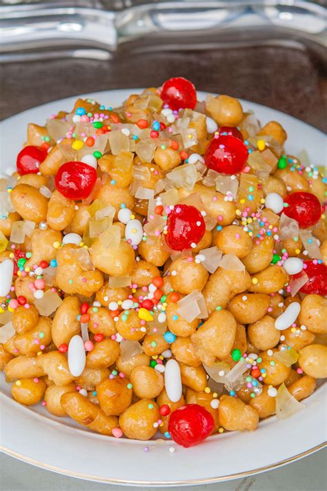 Struffoli disposti a piramide e decorati