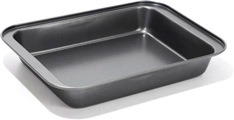 Teglia con cotolette impanate disposte singolarmente su carta forno, pronte per il pre-congelamento