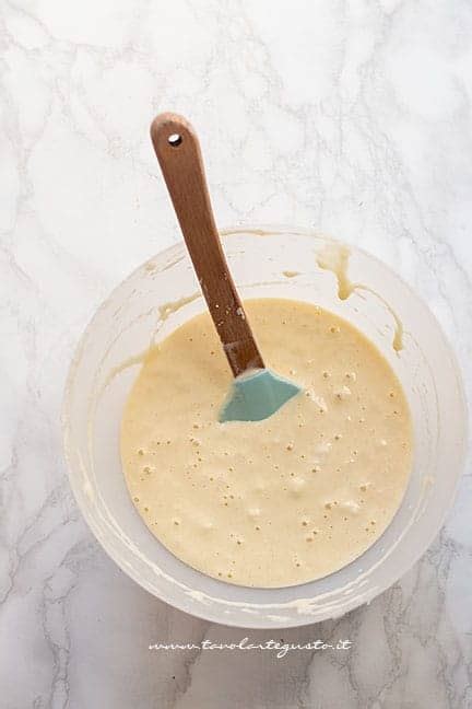Mani che preparano impasto per pancake